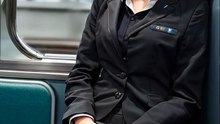 女性は電車の車内で寝てしまう。