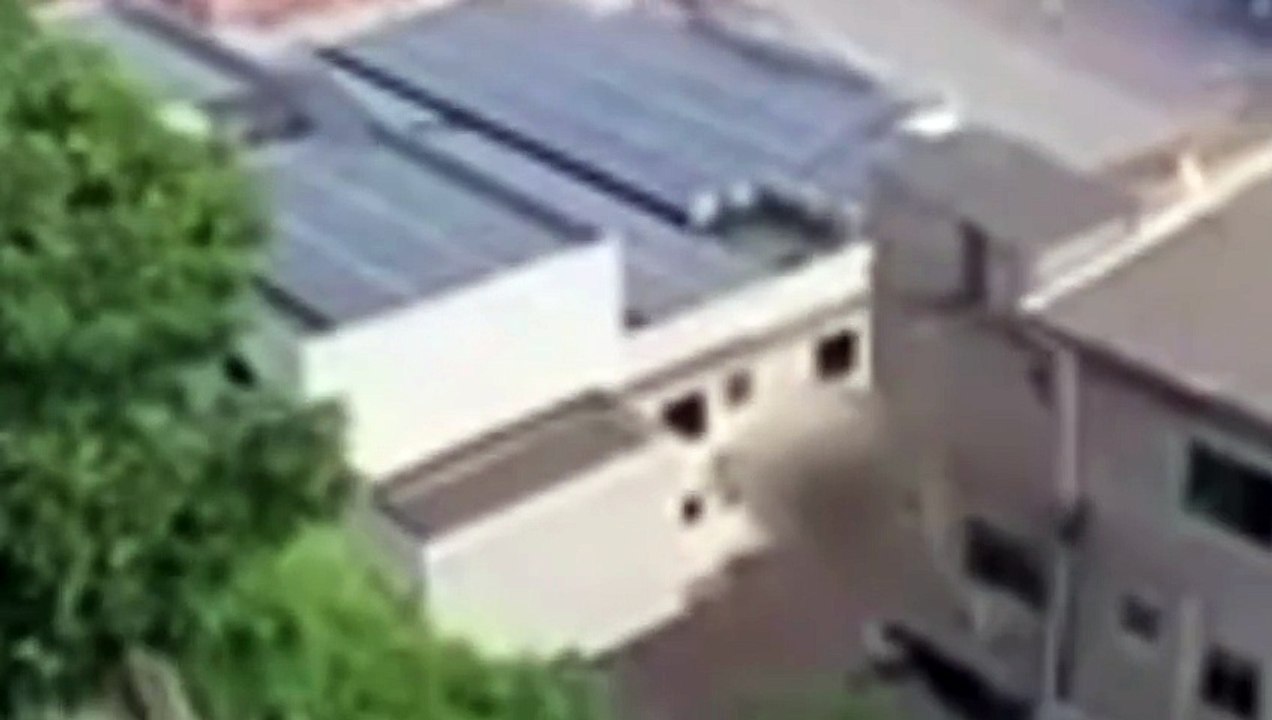 Casal é pego fazendo sexo na escadaria do fórum