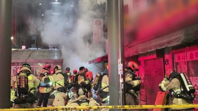 군산서 통근버스가 트럭 들이받아...1명 사망·10명 부상 / YTN