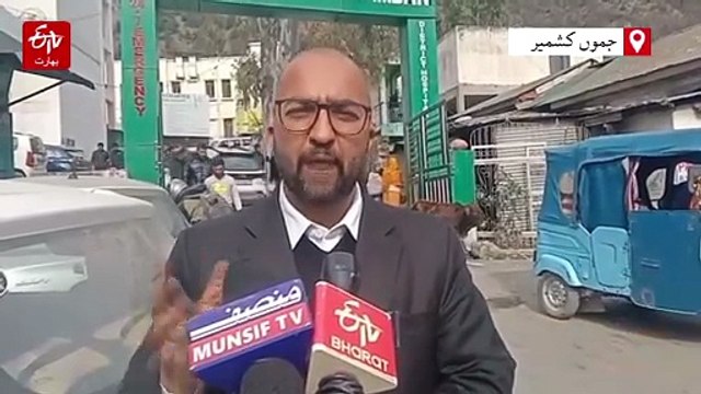 رامبن ہسپتال روڈ پر غیر قانونی پارکنگ اور آوارہ جانوروں کا راج، مریض اذیت میں