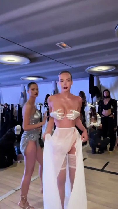 Aurela Hoxha markasının modeli Stanislava Milanina’nın defile kıyafeti olay oldu!
