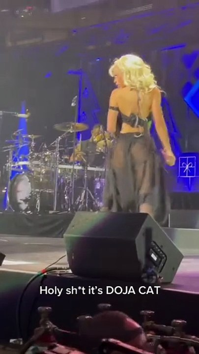 Doja Cat’ın sahne performansı sosyal medyada gündem oldu.