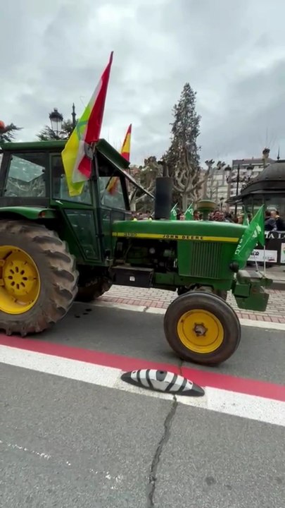 Centenares de agricultores llevan su protesta a Logroño