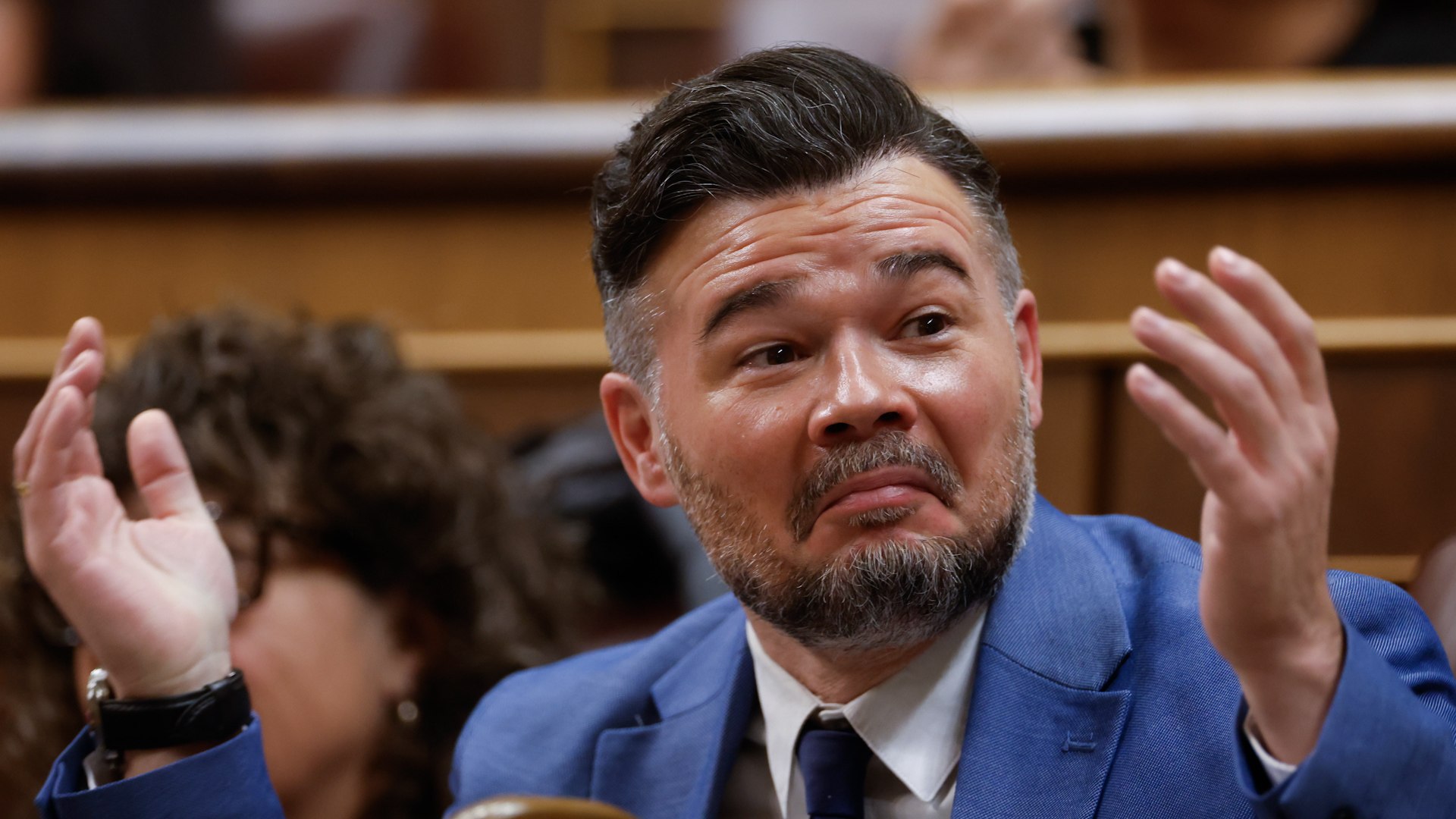 El Congreso de los Diputados ha sido escenario de un duro enfrentamiento dial�ctico este martes, donde los l�deres de la oposici�n, Alberto N��ez Feij�o (PP) y Santiago Abascal (Vox), se han burlado abiertamente de la propuesta de Gabriel Rufi�n para crear una candidatura de izquierdas plurinacional. El portavoz de ERC, quien admiti� recientemente que su plan cuenta con "apoyo popular" pero carece de respaldo pol�tico entre las formaciones, se convirti� en el blanco de las cr�ticas durante la comparecencia del presidente Pedro S�nchez.