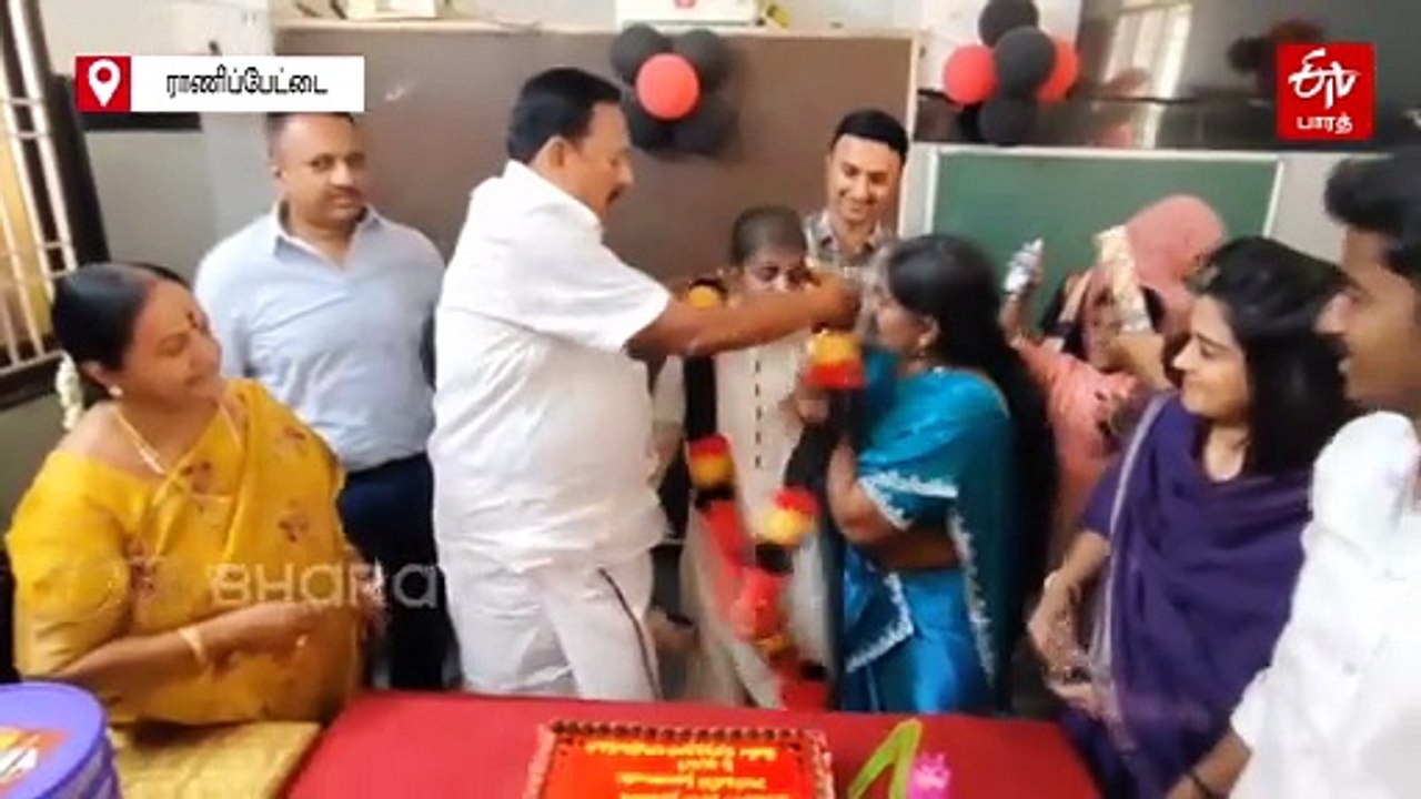மனவளர்ச்சி குன்றிய இளைஞரின் பிறந்தநாள் விழாவில் கலங்கிய அமைச்சர் - ராணிப்பேட்டையில் நெகிழ்ச்சி சம்பவம்
