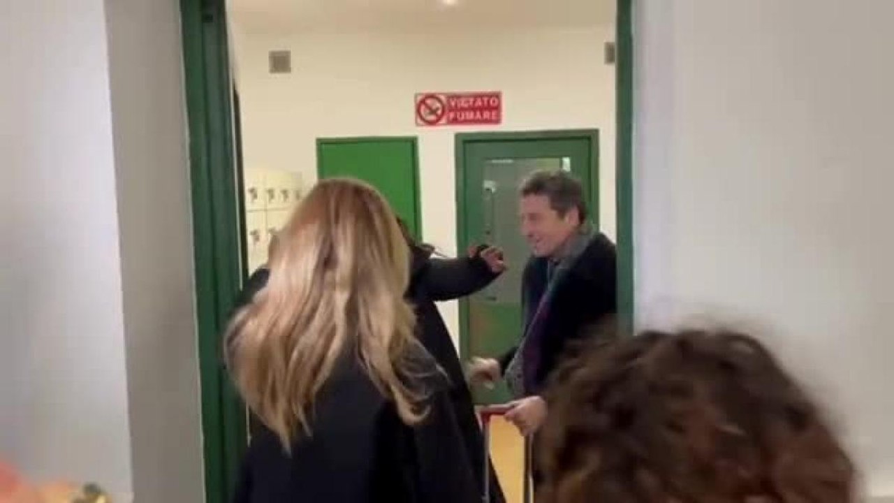 Beatrice Venezi al carcere della Giudecca per l'incontro con le detenute di Venezia. L'arrivo della direttrice: il video