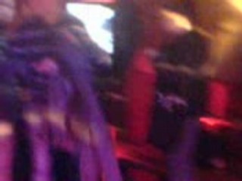 Dario aux platines et un mec seul encore aux games awards