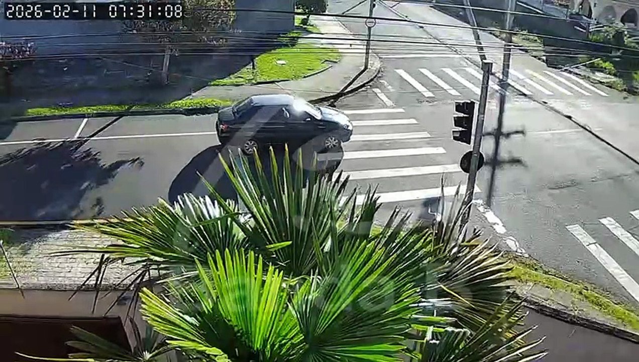 Vídeo mostra acidente grave entre carro e moto no Parolin