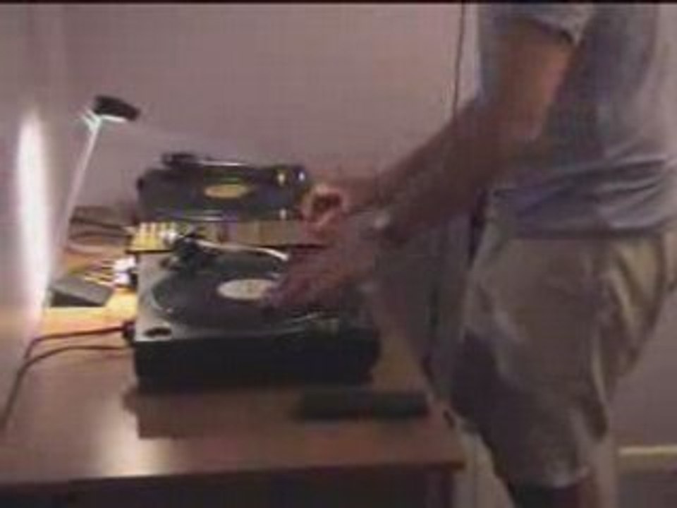 How To Scratch with DJ Sy