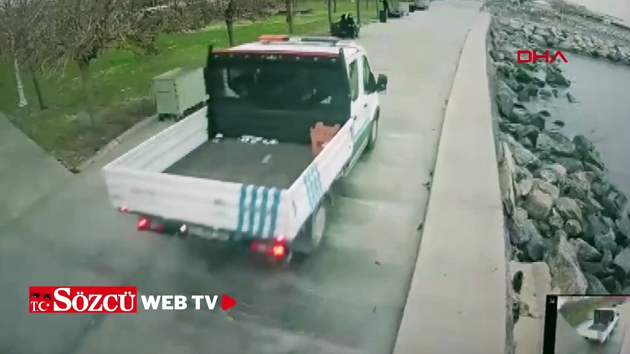 Bakırköy'de zabıta aracının denize düştüğü anlar kamerada