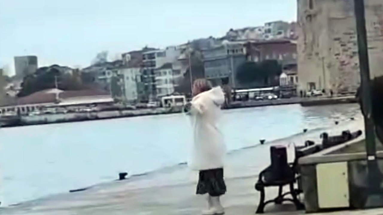 Kimseye aldırış etmedi