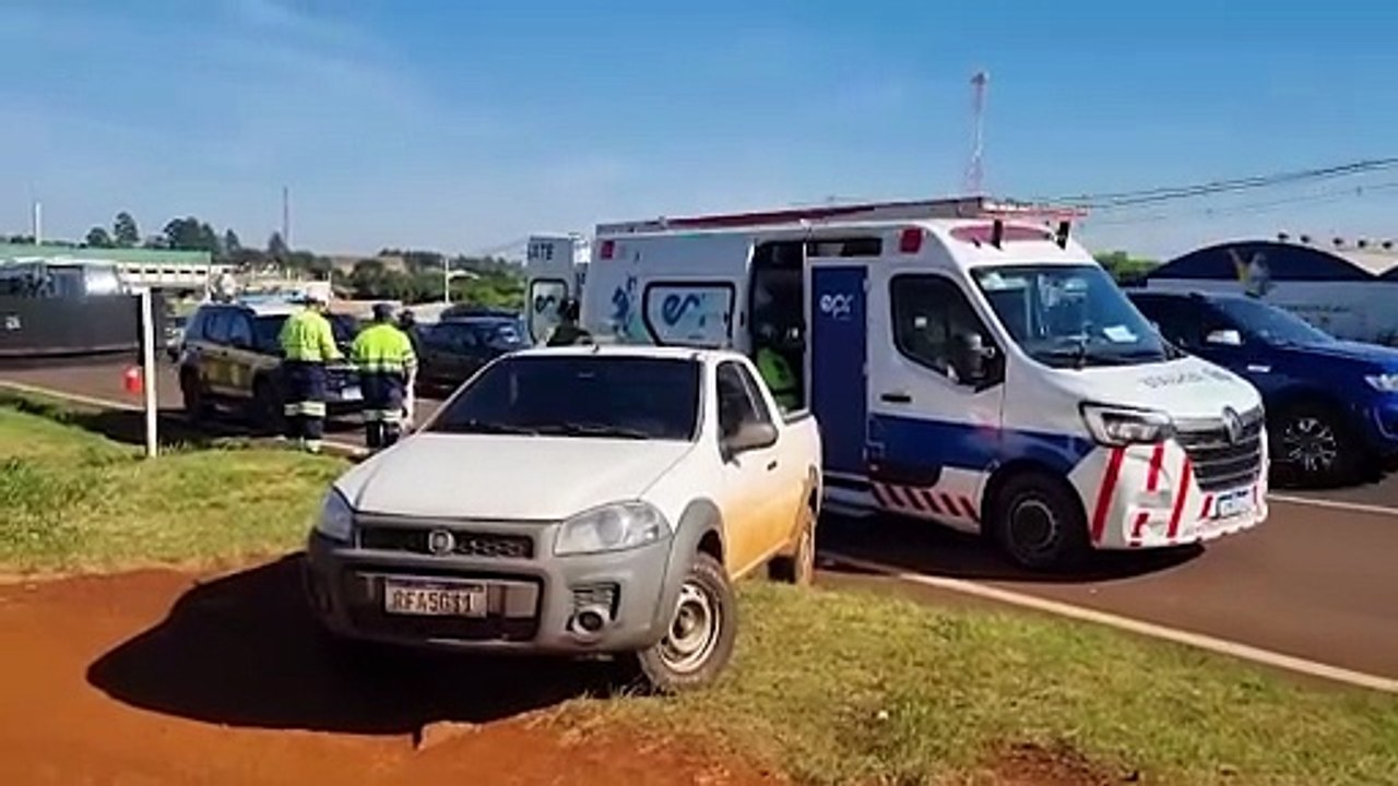 Acidente entre carro e moto deixa mulher ferida na BR-277, perto do autódromo em Cascavel