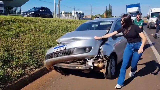 Colisão traseira entre veículos é registrada na BR-277 próximo ao viaduto da Carelli, em Cascavel