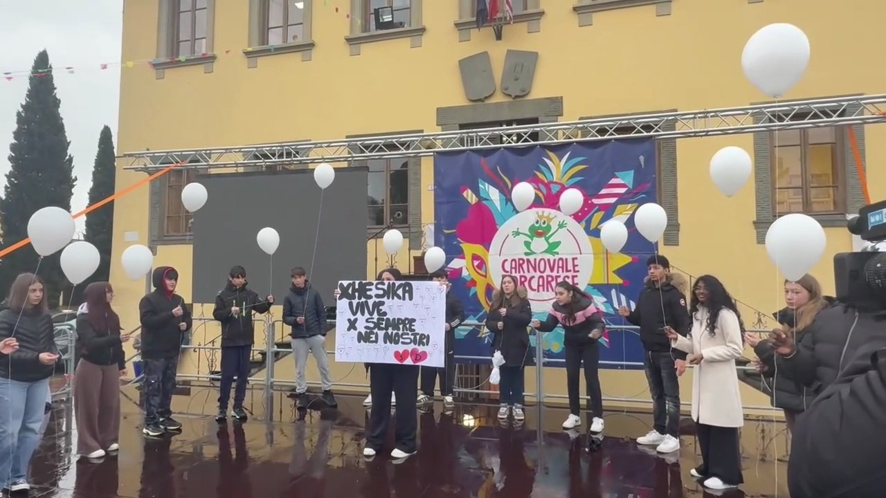 Porcari, famiglia uccisa dal monossido: il lancio di palloncini e le parole del sindaco