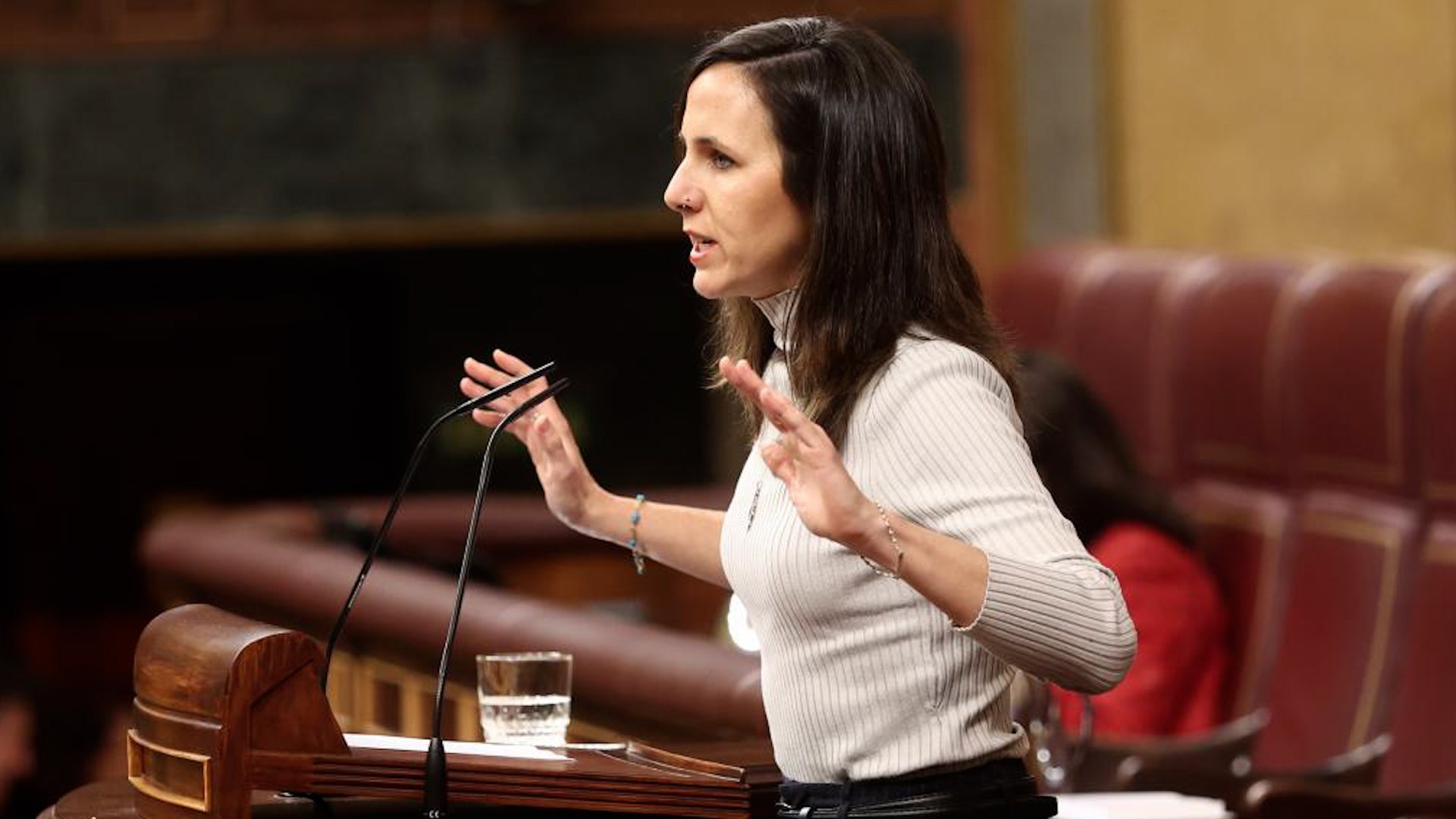 La secretaria general de Podemos, Ione Belarra, ha intervenido este mi�rcoles en el Congreso de los Diputados, donde ha reclamado al presidente del Gobierno, Pedro S�nchez, la creaci�n de una red social p�blica "con un algoritmo transparente" que garantice &mdash;seg�n ha defendido&mdash; una comunicaci�n libre de intereses privados.

Durante su discurso, Belarra tambi�n ha pedido "crujir de impuestos a las plataformas que extienden el odio", en referencia directa a X, la red social propiedad de Elon Musk, anteriormente conocida como Twitter. A su juicio, el Ejecutivo debe actuar frente a lo que considera la proliferaci�n de discursos de odio y desinformaci�n en este tipo de espacios digitales.

Adem�s, la l�der de Podemos ha instado al Gobierno a abandonar la OTAN, reiterando la postura hist�rica de su formaci�n contraria a la pertenencia de Espa�a a la Alianza Atl�ntica. En el plano internacional, Belarra ha realizado duras cr�ticas al presidente de Estados Unidos, Donald Trump, a quien ha equiparado con Adolf Hitler en el marco de sus reproches a determinadas pol�ticas y discursos.

Sus declaraciones han generado reacciones inmediatas en el hemiciclo y evidencian las diferencias dentro del bloque progresista en asuntos de pol�tica internacional, regulaci�n digital y defensa.