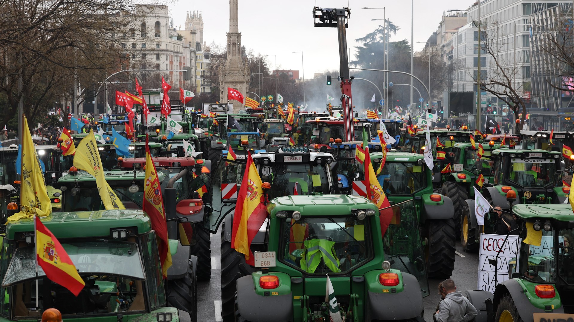 Cientos de agricultores y ganaderos procedentes de diversos puntos de la geograf�a nacional han desembarcado esta ma�ana en Madrid a bordo de sus tractores en una nueva y contundente demostraci�n de fuerza del sector primario. La movilizaci�n, impulsada por la organizaci�n Uni�n de Uniones, tiene como eje central el rechazo frontal al acuerdo comercial entre la Uni�n Europea y Mercosur, una alianza que el campo espa�ol percibe como una amenaza directa debido a la posible competencia desleal de productos que no cumplen con las estrictas exigencias sanitarias, laborales y medioambientales de Europa.