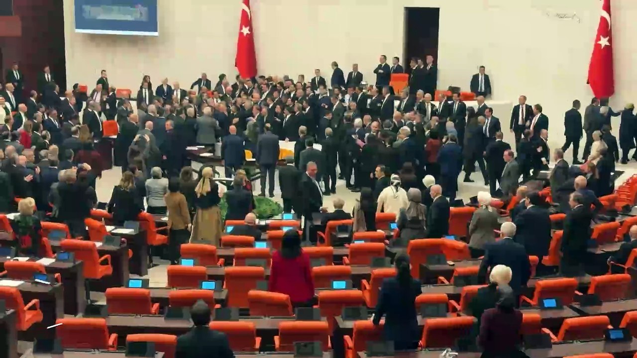 Akın Gürlek Meclis'te yemin etti: CHP'li vekiller kürsüyü işgal etti