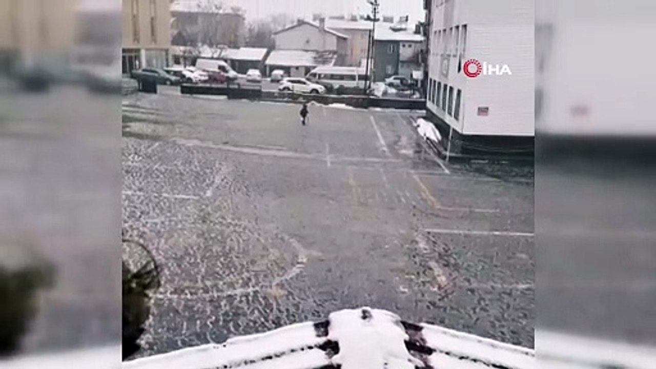 Yoğun Kar Yağışına Rağmen İlkokul Öğrencisi İstiklâl Marşı’nı Coşkuyla Okudu!