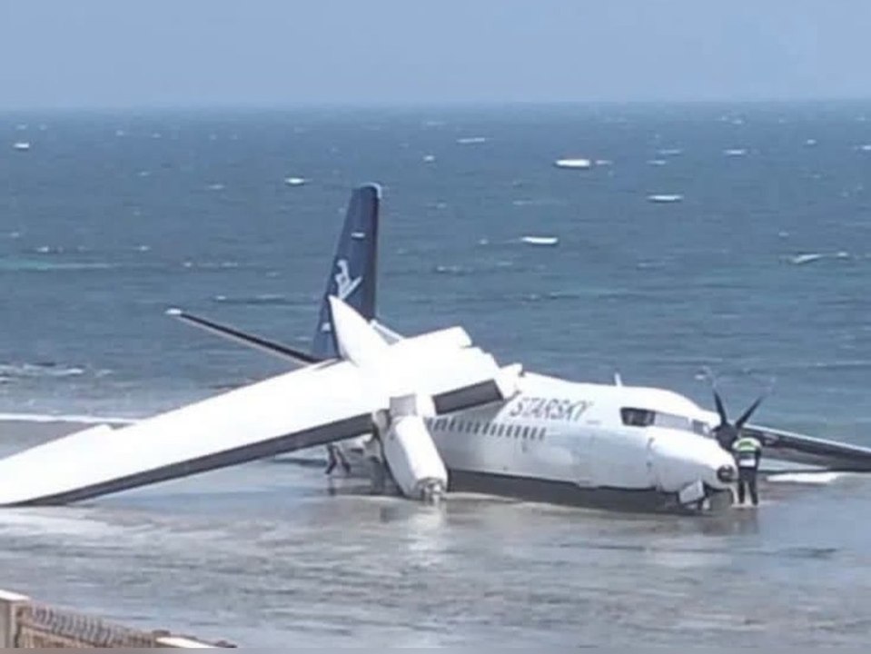 Flugzeug macht Notlandung im Meer