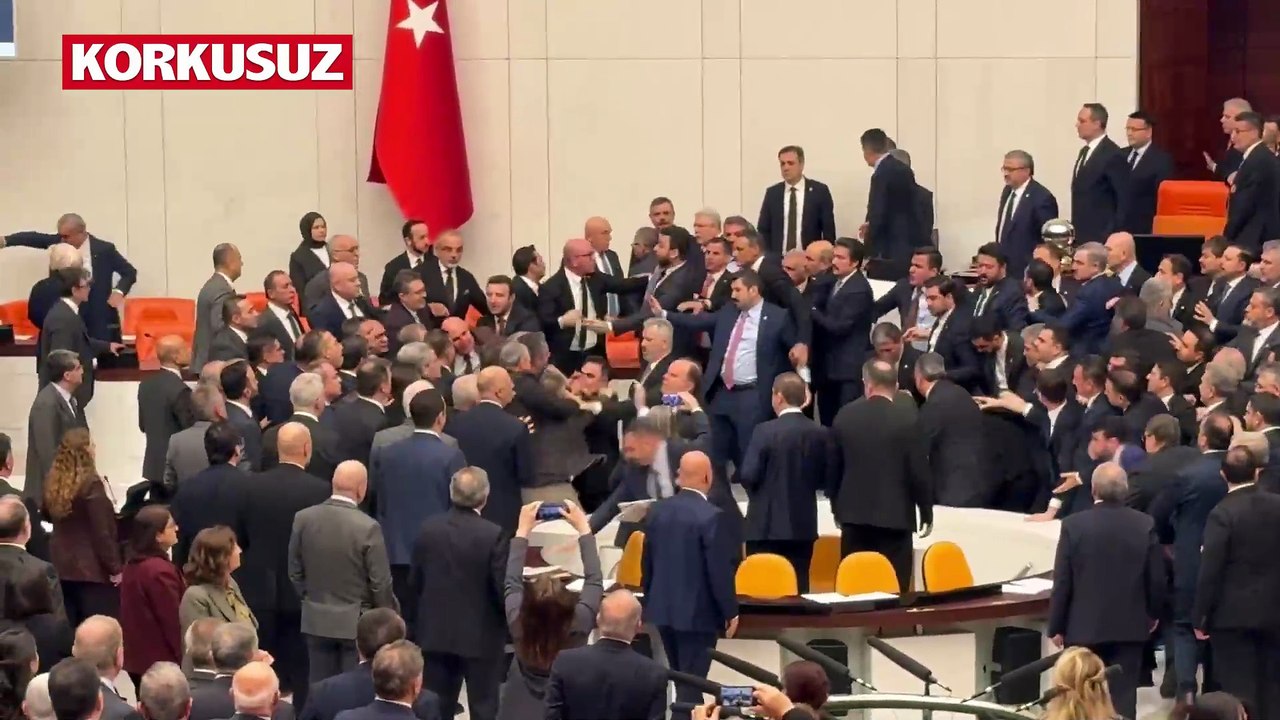 Meclis'te Akın Gürlek protestosu: CHP kürsüyü işgal etti