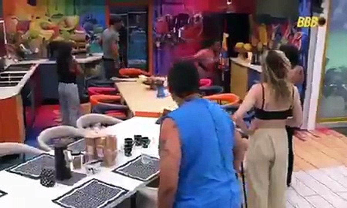 Sol Vega empurra Ana Paula na cozinha do BBB 26