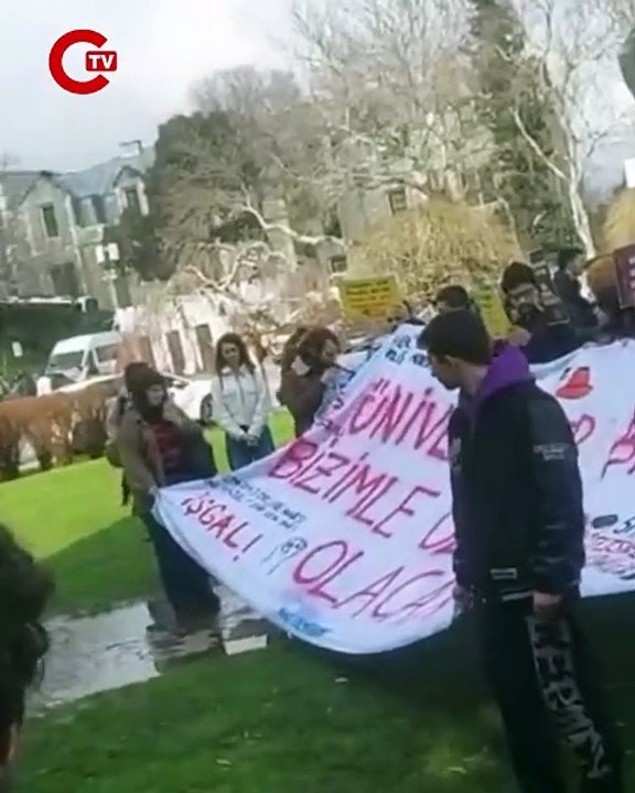 Boğaziçi Üniversitesi öğrencilerinden eylem 'Üniversitemiz karakoldan farksız'