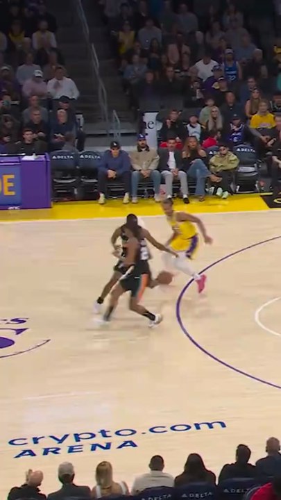 🎯 WEMBY EN MODE ALIEN À LOS ANGELES !Les Spurs explosent les Lakers 136-108 après une démonstration XXL de Victor Wembanyama 🤯Le Français lâche 40 points et 12 rebonds, dont 37 en première mi-temps… une perf historique qui a plié le match très tôt 🔥  ￼