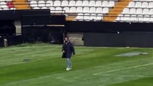 Cobeño supervisa el estado del césped del Estadio de Vallecas