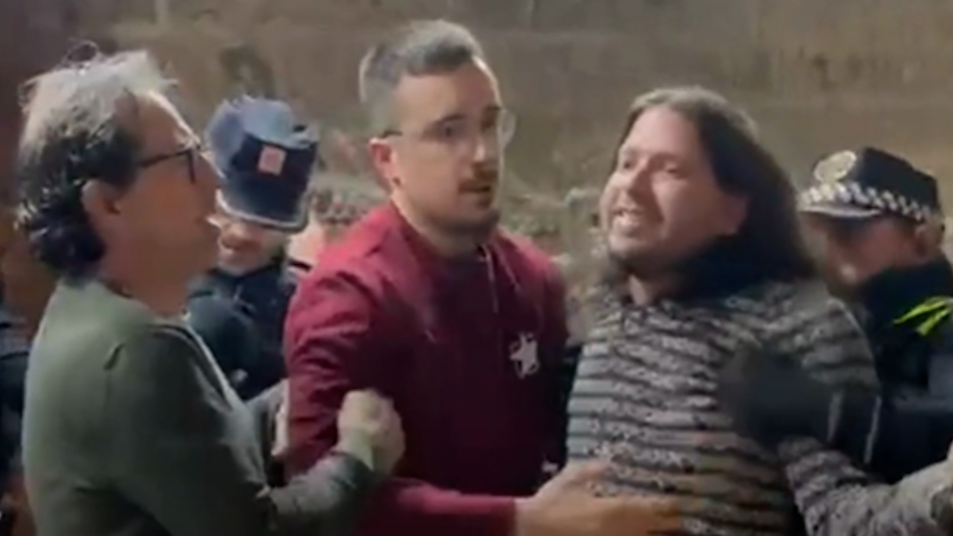 El municipio barcelon�s de Santpedor vivi� anoche una jornada de m�xima crispaci�n pol�tica durante el Pleno municipal. La sesi�n estuvo marcada por la toma de posesi�n de Jordi Soteras, dirigente territorial de Alian�a Catalana (AC), quien ha accedido al acta de concejal como no adscrito tras haber concurrido en las listas de Junts en las elecciones de 2023. Los incidentes en el Consistorio se saldaron con la detenci�n de Aniol Vila, exedil y ex cabeza de lista de la CUP, por presunta desobediencia grave a los agentes de la autoridad.
Protestas y acusaciones de "transfuguismo"
La tensi�n estall� cuando el alcalde, Agust� Comas (ERC), deneg� la petici�n de suspender la sesi�n ante las protestas de los regidores de la CUP, quienes criticaron que no se permitiera el acceso a los vecinos que se manifestaban en el exterior. Desde las filas republicanas se hab�a instado a Soteras a no recoger el acta, calificando la situaci�n como "un caso de transfuguismo" al considerar que el nuevo edil representa actualmente "unas siglas no votadas por los ciudadanos".
Soteras, que actualmente ejerce como vicepresidente de AC en la comarca del Bages, ocupaba el noveno puesto en la candidatura de Sumem x Santpedor Junts. Su entrada en el Ayuntamiento se ha producido tras la dimisi�n de un representante de Junts y la renuncia consecutiva de los seis siguientes miembros de la lista neoconvergente. Tras ser puesto en libertad con cargos, Aniol Vila denunci� que "es una anomal�a democr�tica que un afiliado con cargo en un partido se convierta en regidor de otra fuerza pol�tica".
Guerra de reacciones en el Parlament
El eco de los incidentes ha llegado al Parlament de Catalunya, donde la l�der de Alian�a Catalana, S�lvia Orriols, ha denunciado la existencia de un "falso relato" contra su formaci�n que, seg�n su criterio, fomenta la "violencia pol�tica". Orriols ha acusado directamente a lo que denomina "extremistas de la CUP" y ha cuestionado el papel del resto de formaciones pol�ticas: "Esto nos hace preguntar qu� es verdaderamente el fascismo y qui�nes son realmente los fascistas".
Por el contrario, el diputado de la CUP Xavier Pellicer ha trasladado su apoyo al detenido y al "movimiento antifascista", arremetiendo contra la actuaci�n policial. Pellicer ha lamentado que se vea, seg�n sus palabras, "de nuevo los Mossos defendiendo a la extrema derecha y persiguiendo la movilizaci�n popular mientras la polic�a local impide la labor de un electo. Deber�n dar explicaciones". En una posici�n opuesta, el l�der del PP en Catalu�a, Alejandro Fern�ndez, ha condenado los altercados asegurando que "impedir con violencia la toma de posesi�n de un concejal, como ha pasado en Santpedor, es inadmisible. Lo condenamos sin matices".