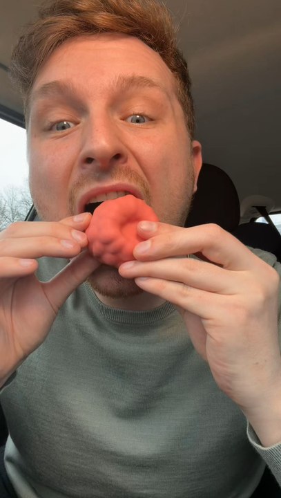 4 trompe-l’œil de supermarché 😱Un trompe-l’œil pistache, un citron, un fraise et un framboise ✨💪Franchement ils donnent trop l’illusion, on dirait des vrais fruits posés en rayon 😍Tu aurais pris lequel toi ? 🍓🍋💚