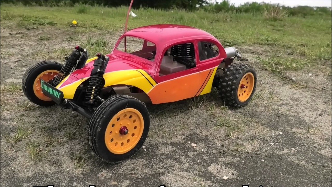 Traxxas Nitro Buggy, a 90's classic rippin it up!