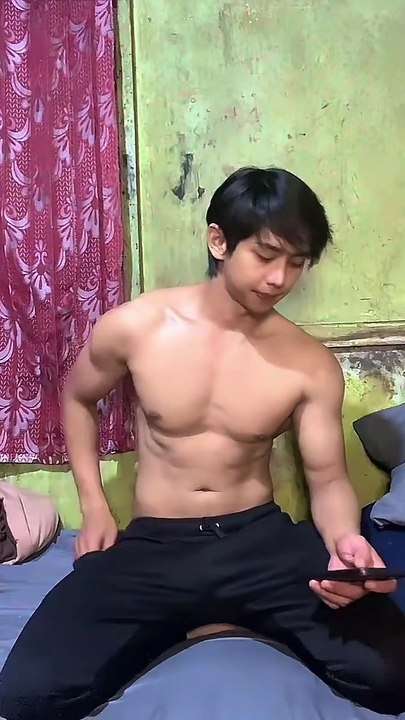 si Bro Ngespil V Line nya sambil Shirtless Pamer Otot Perut