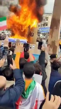 🇮🇷⚡️ Une statue représentant Baal a été incendiée sur la place Enghelab à Téhéran. 🔥🏛️ La place Enghelab est un lieu central de rassemblement dans la capitale iranienne. Les interprétations autour du symbole évoqué varient