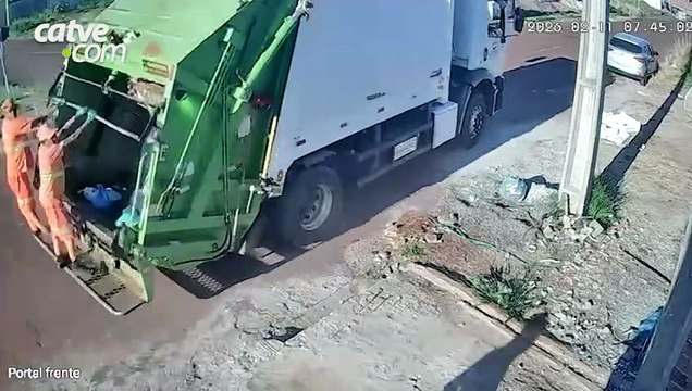 Câmera flagra coletor de lixo chutando cães de rua no bairro Cascavel Velho