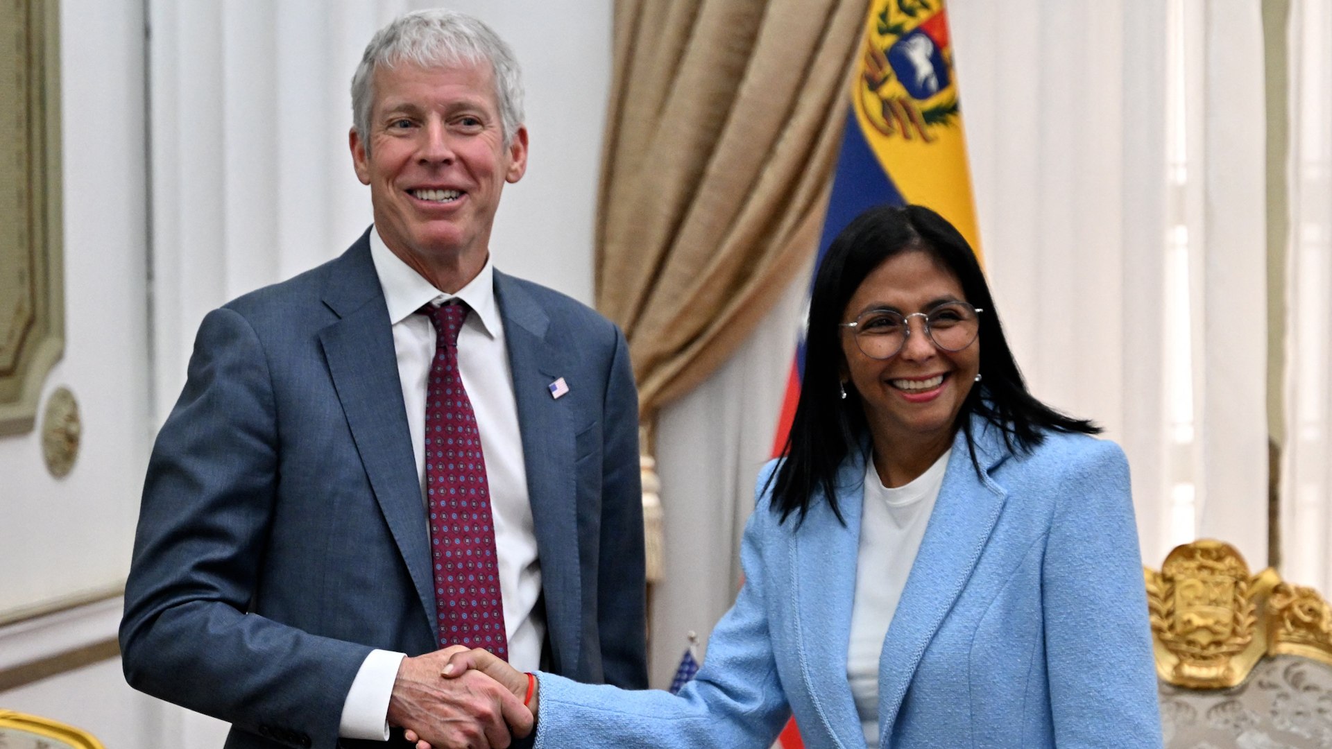 Venezuela ha iniciado una nueva y dr�stica etapa geopol�tica tras la ca�da del r�gimen de Nicol�s Maduro. Este mi�rcoles, el secretario de Energ�a de los Estados Unidos, Chris Wright, ha aterrizado en Caracas en lo que se considera la visita de m�s alto nivel de un funcionario estadounidense en este nuevo periodo. El objetivo es claro: liderar la reconstrucci�n de la industria petrolera venezolana y consolidar la alianza estrat�gica con el gobierno de la presidenta encargada, Delcy Rodr�guez.
Este encuentro se produce en un contexto de cambio profundo tras la operaci�n militar del pasado 3 de enero, en la que participaron 150 aeronaves y que culmin� con la captura de Nicol�s Maduro, trasladado a Nueva York para enfrentar cargos de narcotr�fico. Delcy Rodr�guez, hasta entonces vicepresidenta, asumi� el cargo el 5 de enero siguiendo la l�nea de sucesi�n constitucional.
La llegada de Wright, recibido a pie de pista por la jefa diplom�tica Laura Dogu, simboliza el aval de Washington a este "chavismo reciclado" que ahora busca la apertura econ�mica. Seg�n ha manifestado la Embajada de los Estados Unidos, "su visita es clave para avanzar la visi�n de Donald Trump de una Venezuela pr�spera. El sector privado estadounidense ser� fundamental para impulsar el sector petrolero, modernizar la red el�ctrica y desbloquear el enorme potencial de Venezuela".
La piedra angular de esta nueva relaci�n econ�mica es la reciente reforma de la Ley de Hidrocarburos, promulgada el 29 de enero. Esta legislaci�n supone un cambio radical respecto a las �ltimas dos d�cadas de socialismo, ya que otorga a las empresas privadas el control sobre la producci�n, la venta de crudo y la fijaci�n de precios, poniendo fin al "monopolio de la estatal Petr�leos de Venezuela S.A. (PDVSA)".
Para atraer de nuevo a gigantes como ExxonMobil o ConocoPhillips, que abandonaron el pa�s durante las nacionalizaciones de la era de Hugo Ch�vez, la ley introduce el arbitraje independiente para resolver disputas, eliminando la exclusividad de los tribunales venezolanos controlados por el oficialismo. Aunque la presidenta Rodr�guez afirma que la ley "reafirma la soberan�a sobre nuestros recursos energ�ticos", los nuevos t�rminos abren de par en par la puerta a la inversi�n extranjera masiva.
Los resultados financieros de este deshielo ya son visibles. Durante el mes de enero, buques de la petrolera Chevron comenzaron a trasladar crudo a EE. UU., logrando recaudar en una primera fase 500 millones de d�lares en el mercado libre, sin los descuentos que aplicaba el anterior gobierno.
Por su parte, Donald Trump ha reforzado esta protecci�n econ�mica mediante una orden ejecutiva que garantiza que los ingresos por la venta de petr�leo venezolano no sean confiscados por acreedores en procesos judiciales. Con estas medidas, Caracas y Washington preparan el terreno para un cambio estructural que busca devolver a Venezuela su estatus como potencia energ�tica mundial bajo la influencia directa del sector privado estadounidense.