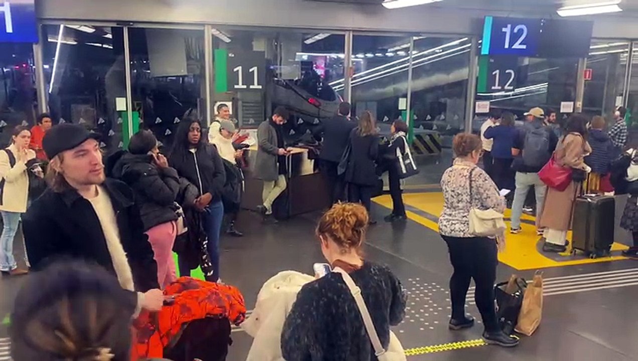Cientos de pasajeros esperan un tren de regreso en Atocha