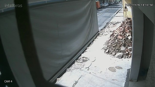 Homem armado invade obra no Centro de Maceió e rouba celulares de pedreiros