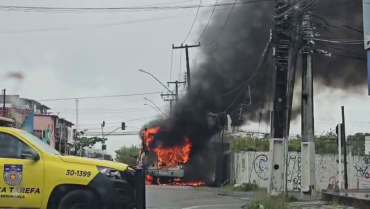 Ônibus da linha Graciliano/Trapiche é destruído por incêndio em avenida de Maceió
