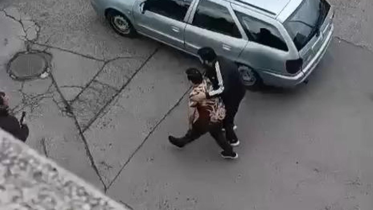 Los familiares de Dionisio trasladando a uno de los heridos durante la reyerta en La Felguera.