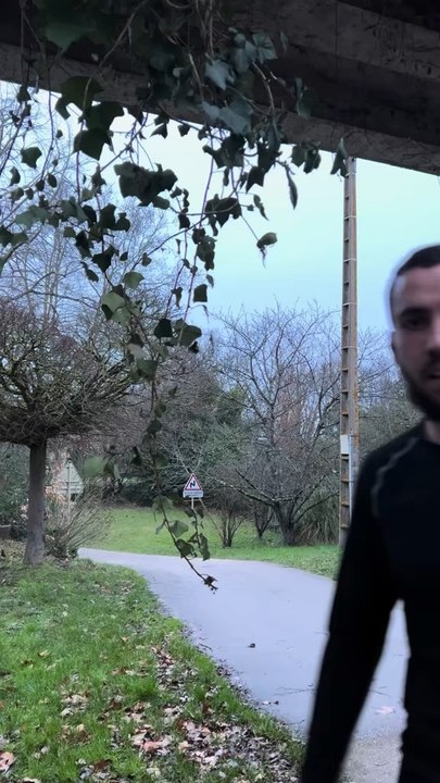 Objectif : Courir le Marathon de Paris avec Les frères chaussettes (ils ne le savent pas encore). Jour 1 : Je décore mon mur jusqu’à ce qu’ils acceptent de m’accompagner sur 42km. On y croit ! 🏁✨Taguez-les pour qu’ils voient le chantier !🙏🏼