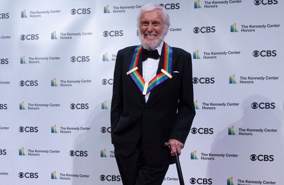 Dick Van Dyke recibió una réplica del automóvil que aparece en Chitty Chitty Bang Bang por su cumpleaños número 100