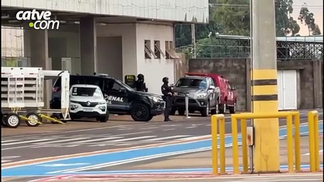 Custodiado é transferido em voo comercial e lev...