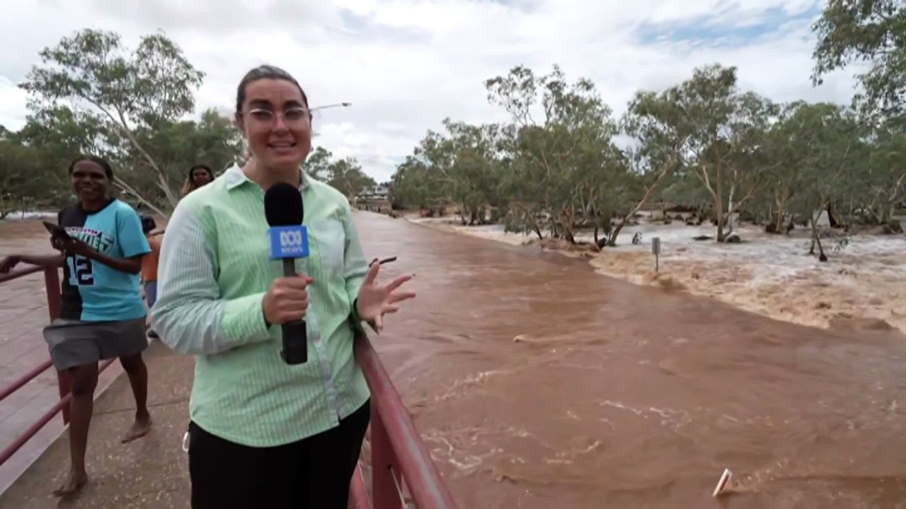Police rescuing people from floodwaters across Alice Springs