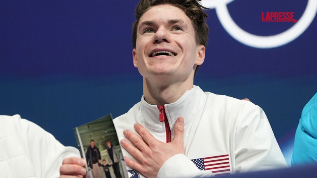 Maxim Naumov commuove: si qualifica allo short program di pattinaggio artistico e lo dedica ai genitori morti