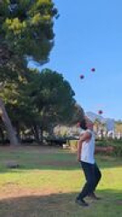 Man Shows off Impressive Juggling Skills With Five Balls