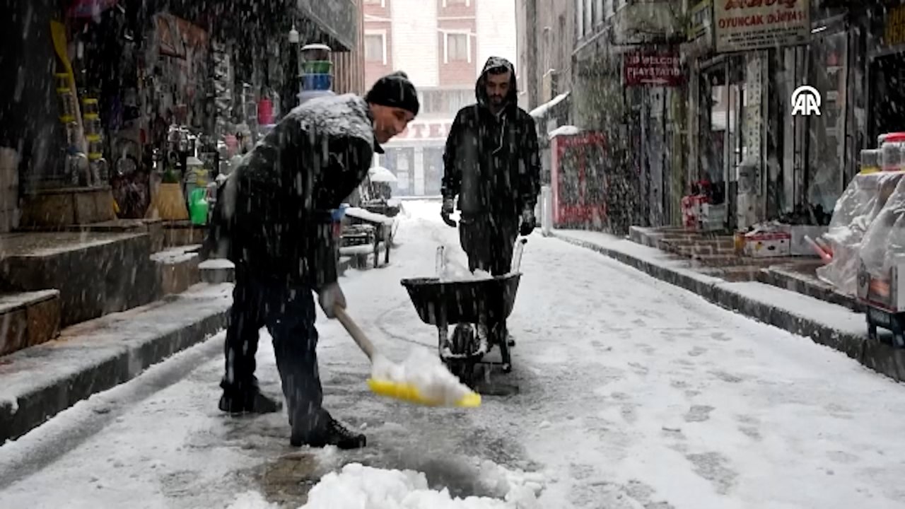 Hakkari'de 58 yerleşim yerine ulaşım sağlanamıyor