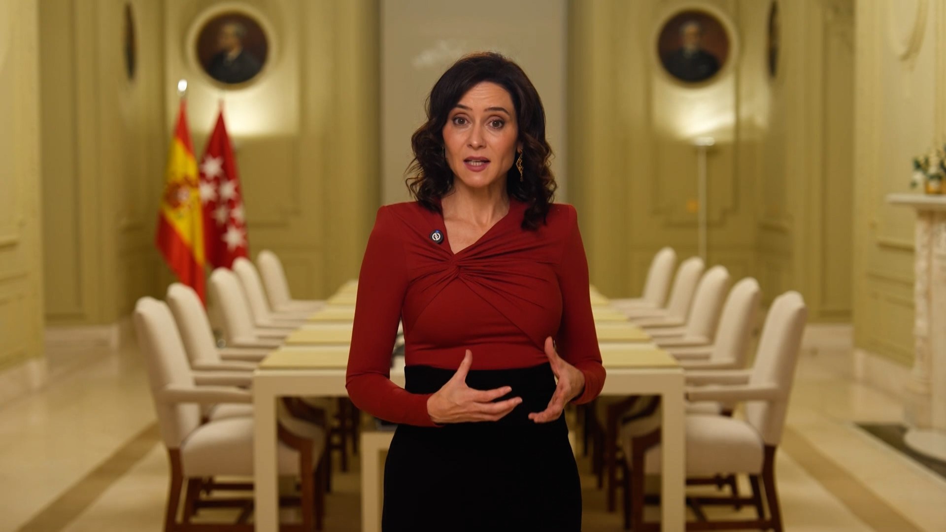 La presidenta de la Comunidad de Madrid, Isabel D�az Ayuso, ha anunciado su decisi�n de conceder la Medalla de la Comunidad a Estados Unidos durante su intervenci�n &mdash;mediante mensaje grabado&mdash; en la Prosperity Gala, un evento celebrado en el complejo de Mar-a-Lago que re�ne a l�deres y referentes de la derecha latinoamericana af�n a Donald Trump.

El gesto llega en un momento delicado para las relaciones entre Madrid y Washington, marcadas por desacuerdos sobre el gasto en defensa, tensiones comerciales y cr�ticas internacionales a las pol�ticas migratorias estadounidenses, incluidas las redadas del servicio de inmigraci�n.

En su mensaje, Ayuso defini� a Estados Unidos como un "ejemplo de democracia" y vincul� la situaci�n pol�tica del pa�s con la de Cuba y M�xico, situ�ndolas en el mismo marco de reflexi�n sobre libertad y derechos. No es la primera vez que la dirigente madrile�a estrecha lazos con la derecha latinoamericana: en 2019 concedi� la misma medalla al opositor venezolano Juan Guaid� y, en 2024, al presidente argentino.

Desde el Gobierno central se cuestiona si la direcci�n nacional del Partido Popular respalda esta decisi�n, que a�ade tensi�n al debate pol�tico sobre pol�tica exterior y relaciones internacionales.