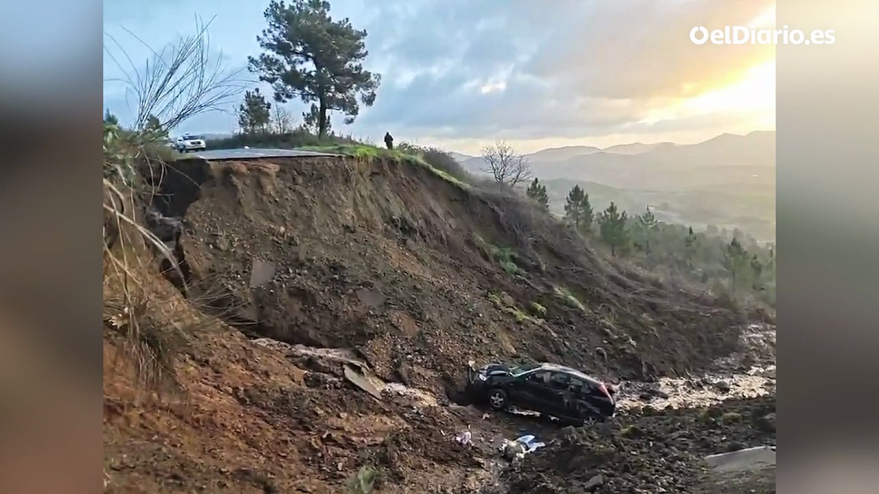 Una mujer, rescatada tras hundirse su coche en un gran socavón de una carretera provincial de Cáceres