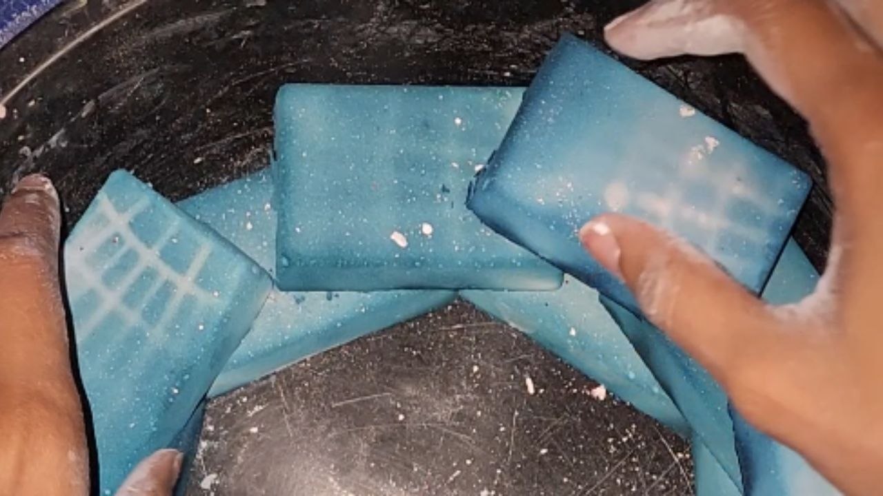 A Tranquil and Pleasing Crunch of Blue Gym Chalk *ASMR Crush*