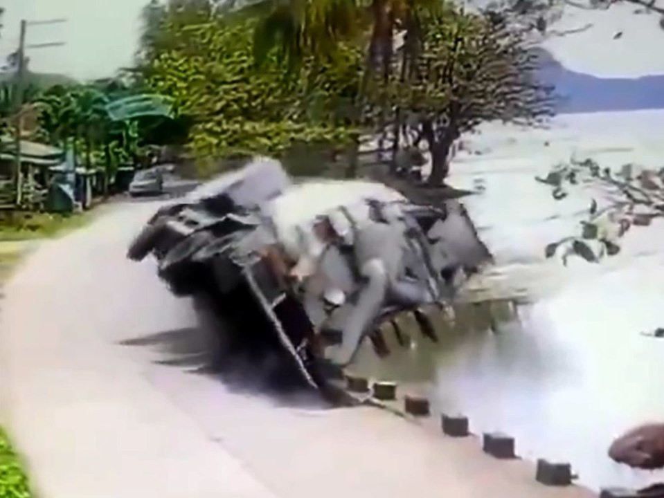 Straße sackt weg: Betonmischer kippt in See